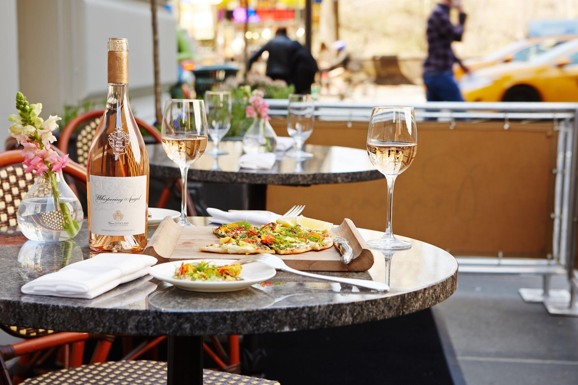 더 피어, A 타지 호텔 뉴욕 외부 사진 A wine and cheese tasting at a wine bar in New York City