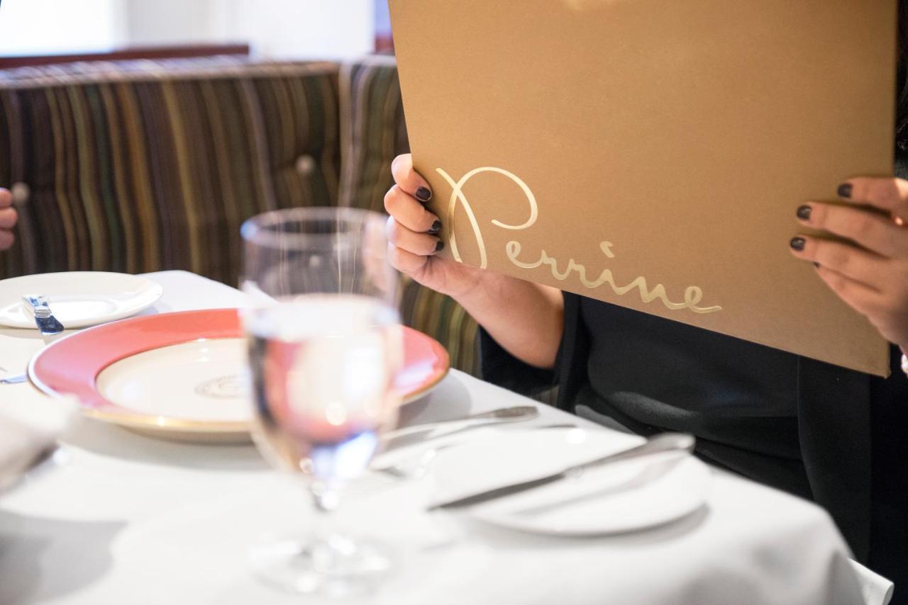 더 피어, A 타지 호텔 뉴욕 외부 사진 A server delivers a box of Perrier water at a restaurant